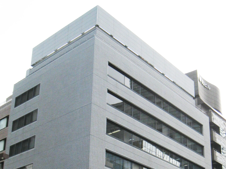 東京本社の建物の外観